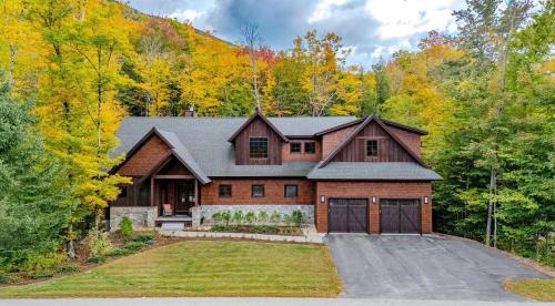 Lincoln Ski Chalet | Huge Luxe Loon Mtn Chalet w Hot Tub & Fire Pit!