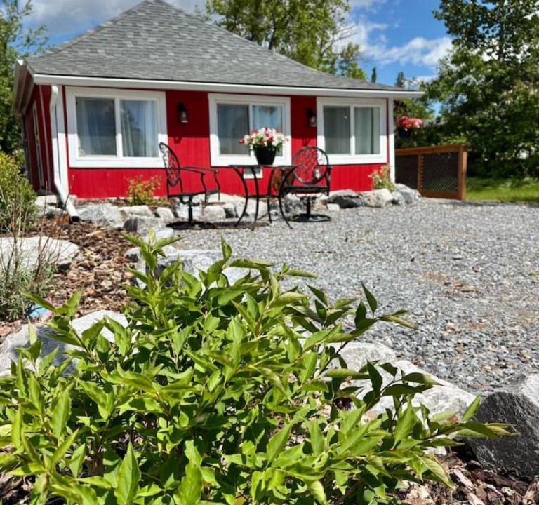 Sylvan Lake House | Hummingbird Cottage-Steps to the Beach and Shopping