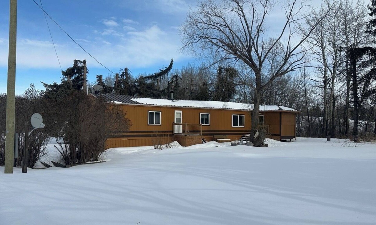 Division No. 11 House | Hunt Lodge B&B on private rolling 80 acre farm