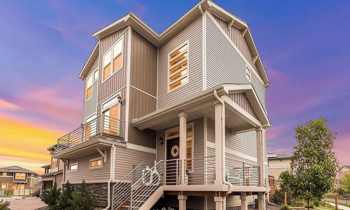 Commerce City House | Ideal for both professionals and families, the Denver Chile House offers a fully furnished residence featuring four (4) welcoming bedrooms, a dedicated workspace for remote professionals, and a spacious kitchen table for quality family time.
