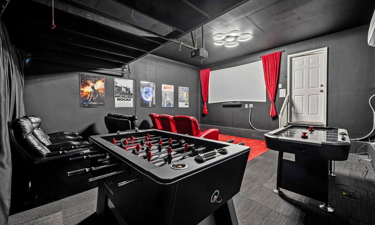Brighton House | Ideal for Families & Groups | Theatre | Pet Friendly | Firepit | Spacious