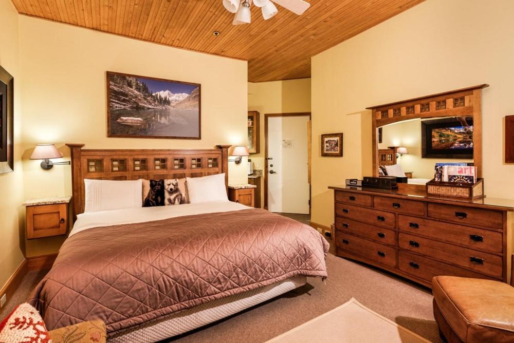 Downtown Hotel | Independence Square Unit 309, Downtown Hotel Room with A/C in Aspen, Wet Bar & More