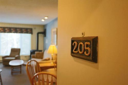 Waterville Valley House | Inns of Waterville Valley 205 One Bedroom Unit at Inns of Waterville Valley