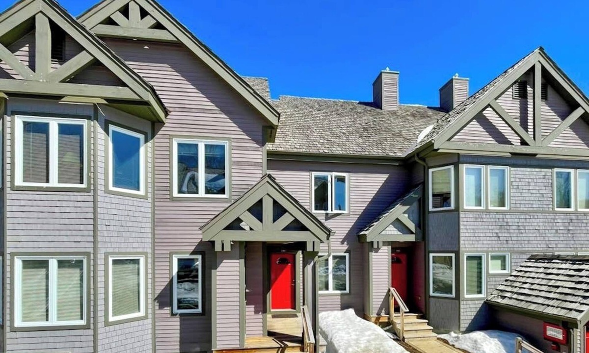 North Troy Condo | Inviting ski-in/ski-out condo - free WiFi, gas fireplace & free ski shuttle