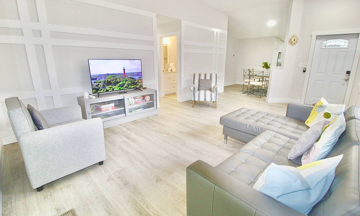 Jupiter House | Jupiter Sunshine 3 BR Home w/Pool in the heart of Jupiter!