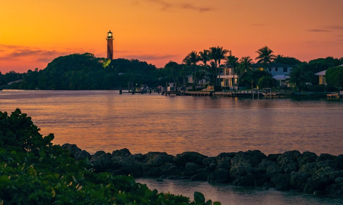 Bella Vista Condo | JupRent's Paradise on the Park - Prime Location- 8 min walk to beach- 3bed/3bath