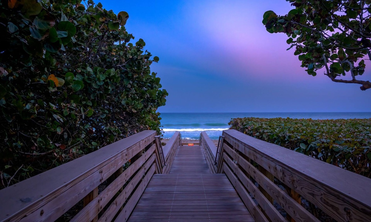 Bella Vista Condo | JupRent's Posh Paradise = Perfect Location- Beach 8 min walk 2Bed/2Bath