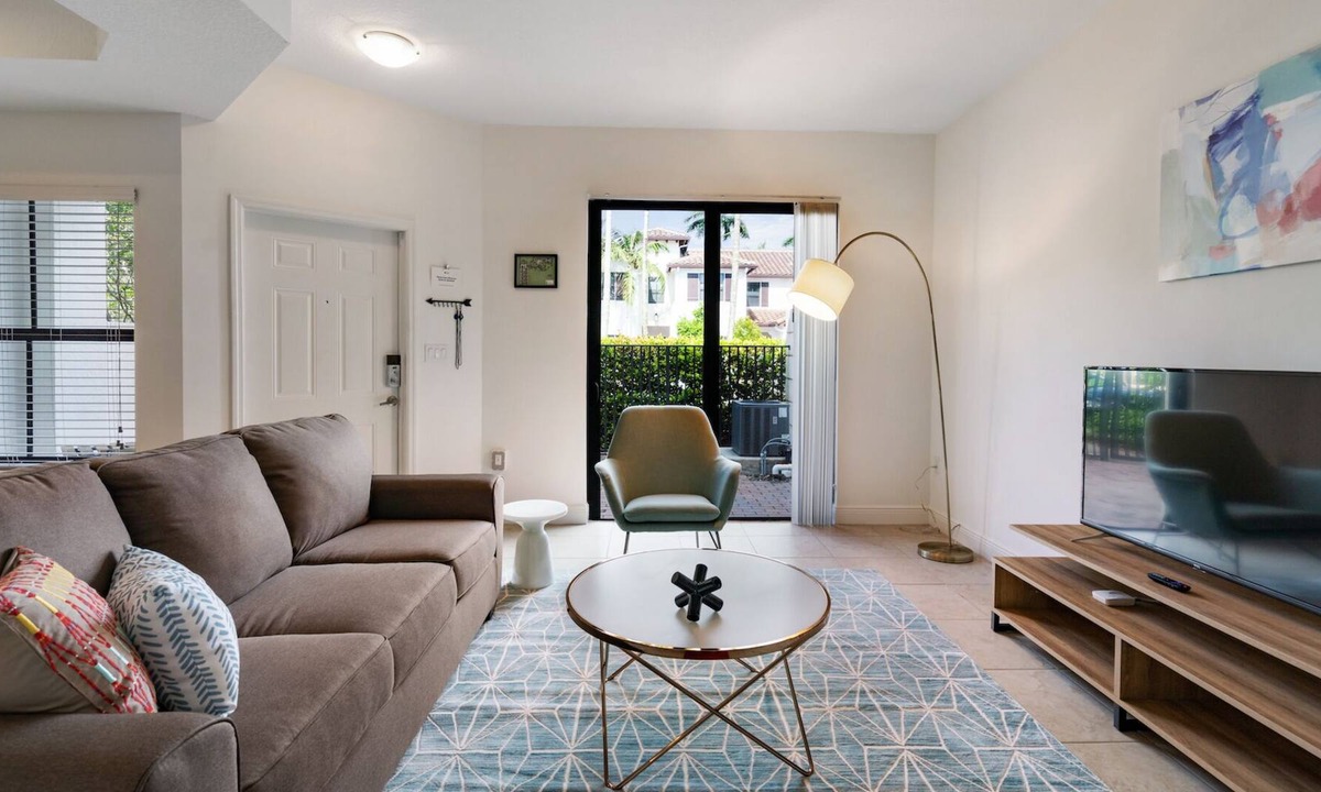 Davie Apartment | Kasa | Sunny and Spacious 2BD Near Miami | Fort Lauderdale