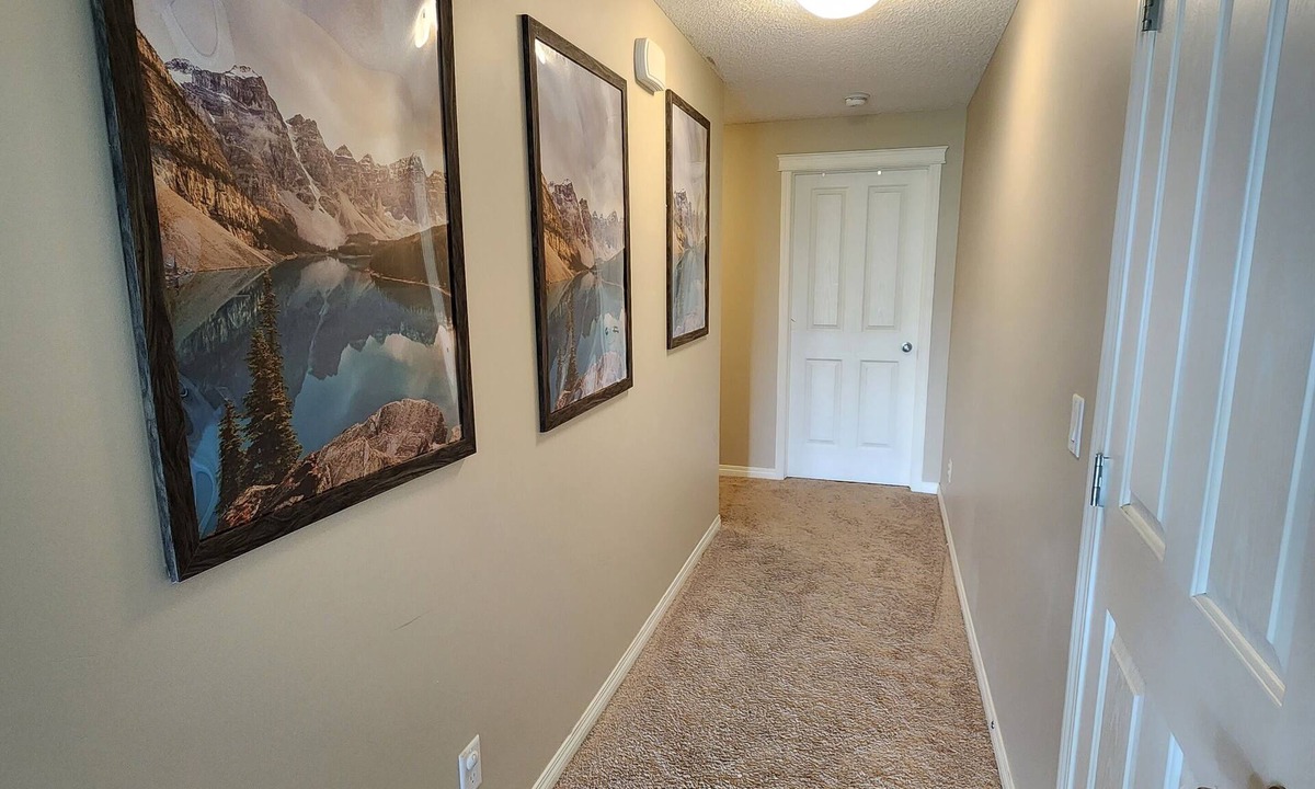 Airdrie Apartment | Kid friendly n22 min to YYC airportn13 min to Crossiron Mall, Park close by.