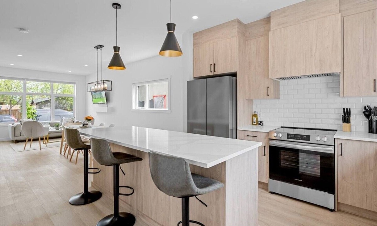 Southwest Calgary Villa | King Bed | 3BR | Ping Pong | Garage| AC | Backyard