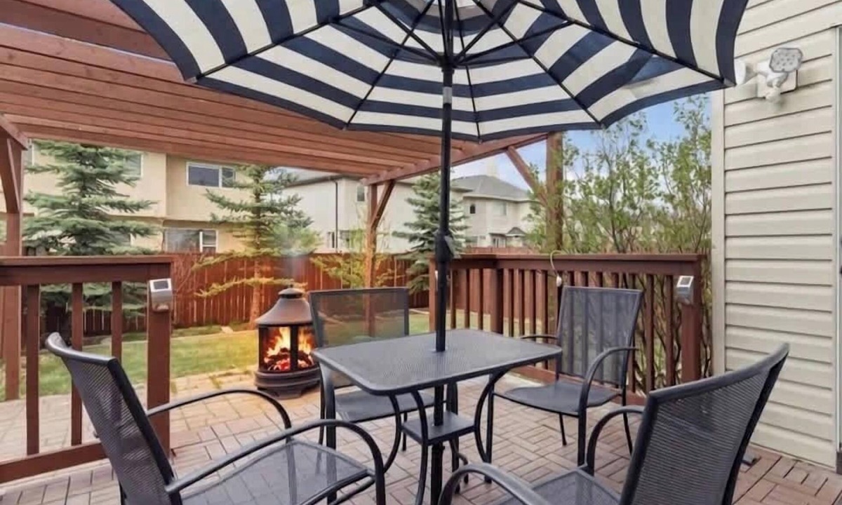 Royal Oak House | King Bed, 75 min Banff, Backyard and Wood Fire BBQ