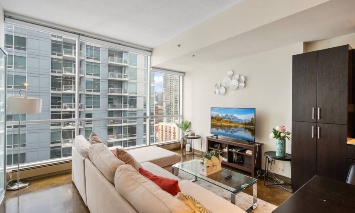 Beltline Apartment | King Bed | DT Views | UG Park | Walk to Saddledome