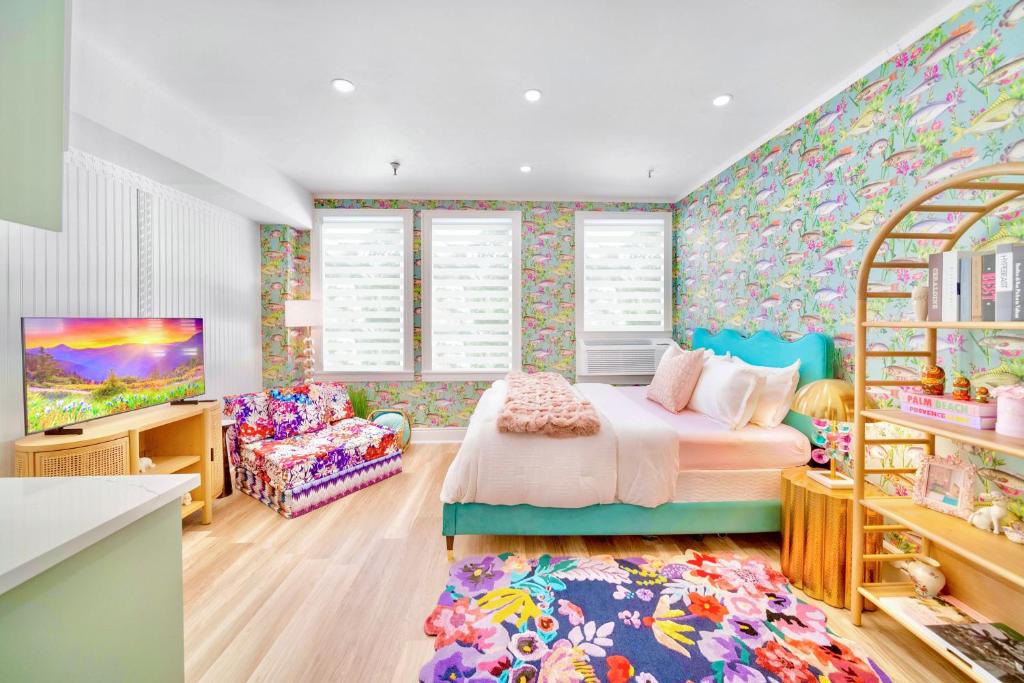 Palm Beach Apartment | King Bed Mermaid suite - heart of Palm Beach, free parking included