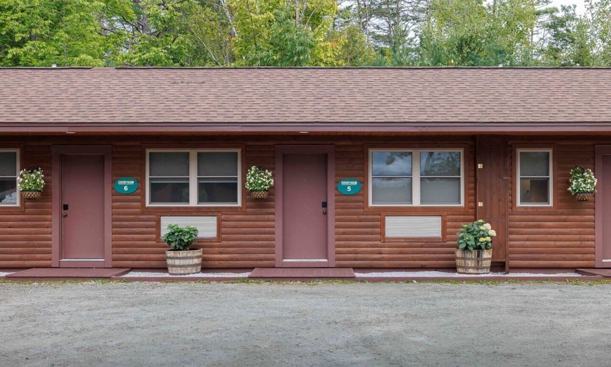 Bethlehem Resort | King Room Near Hiking White Mountains