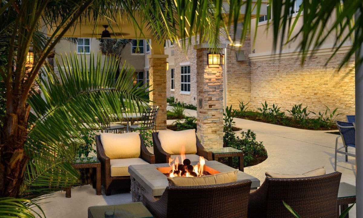 Vero Beach South Apartment | King Studio Suite w/Free Breakfast | Pool & Gym