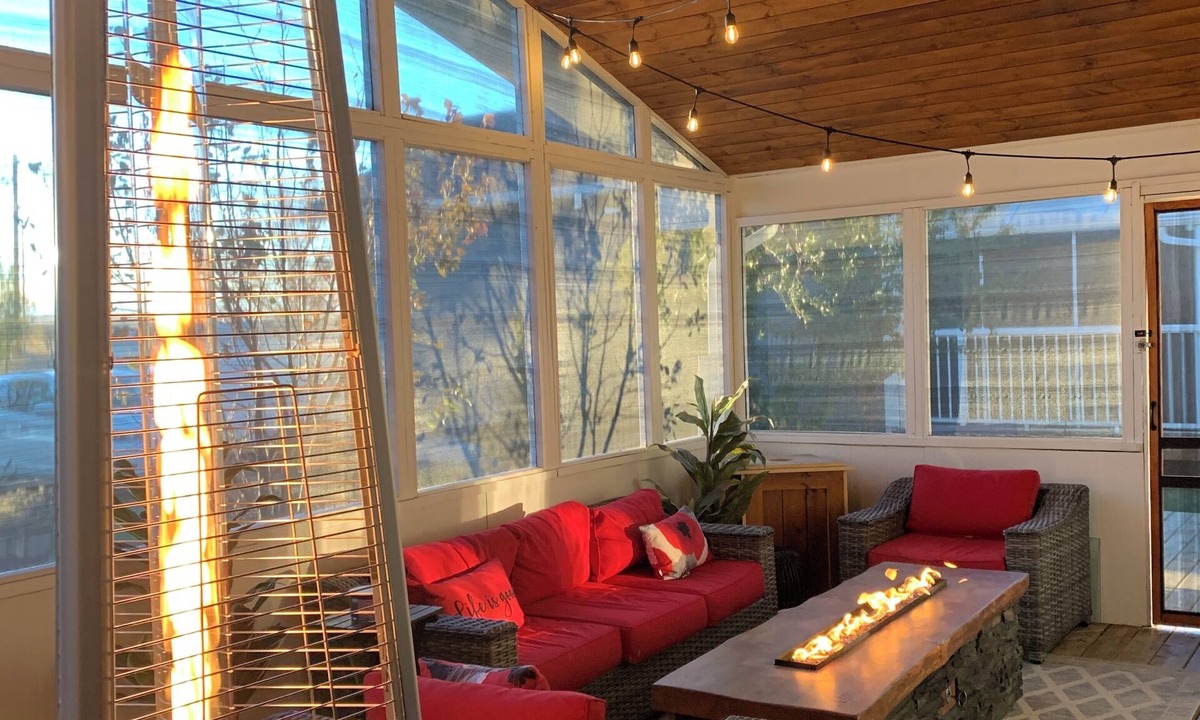 Vulcan County Cabin | Lake Cottage | Private Hot Tub, Pools, Beach | Boat Launch| Fire Pit | Sleeps 12