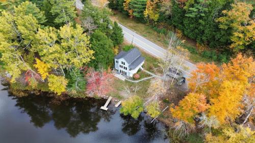 Bucksport House | Lake Front-Maine Themed-Soaking Tub-Fire Pit-Kayak