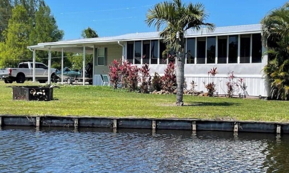 Moore Haven House | Lake/River house get-a-way !