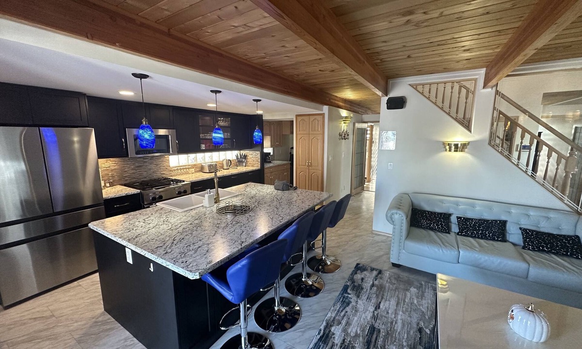 Markerville House | Lakefront Blue House License # STAR-04596