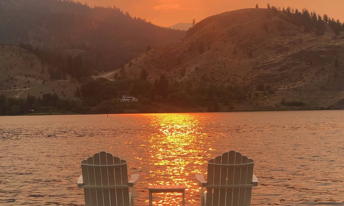 Okanagan-Similkameen House | Lakefront Home With 150 Feet of Private Beach In The Heart Of Wine Country