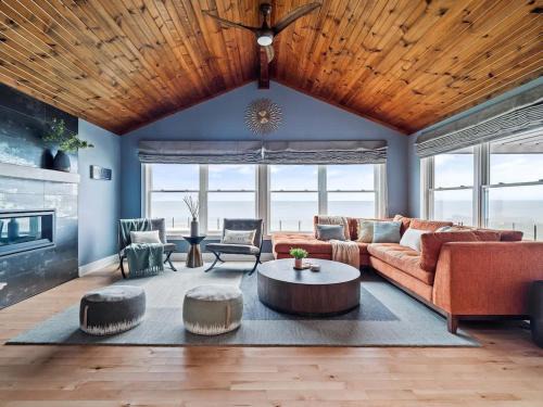Avon Lake House | Lakefront Luxury - Kayaks - 4 Bedrooms - 3 Full Baths - Sleeps 8