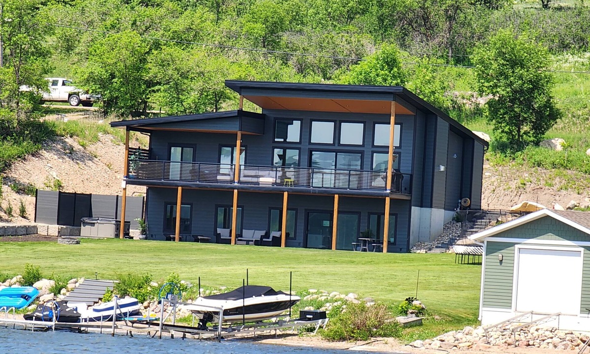 Pasqua Lake Cottage | Lakefront Luxury with Hot tub