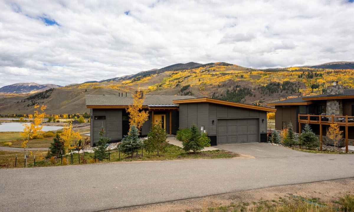 Silverthorne House | Lakefront Retreat | Private Hot Tub & Firepit | Summit Sky Ranch
