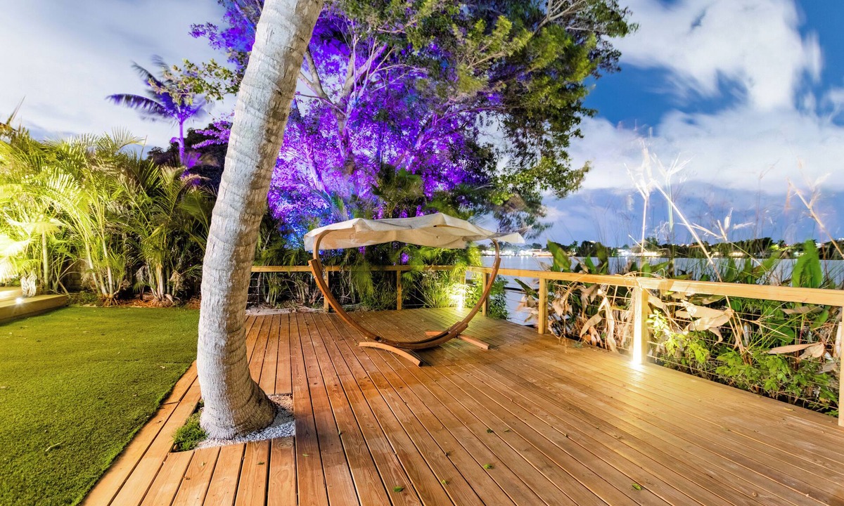 North Miami Beach House | Lakefront Villa ·Tropical Backyard·Kayak·Cool Deck