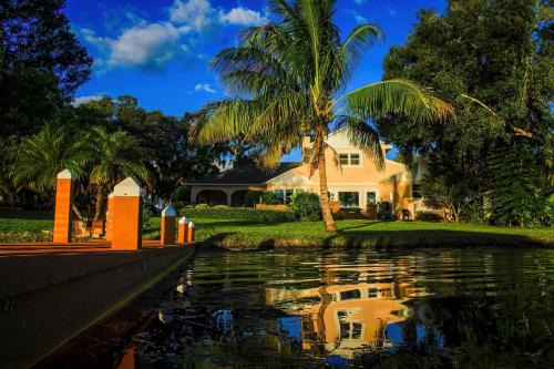 Winter Haven House | Lakefront Winter Haven Retreat: Hot Tub & Patio!