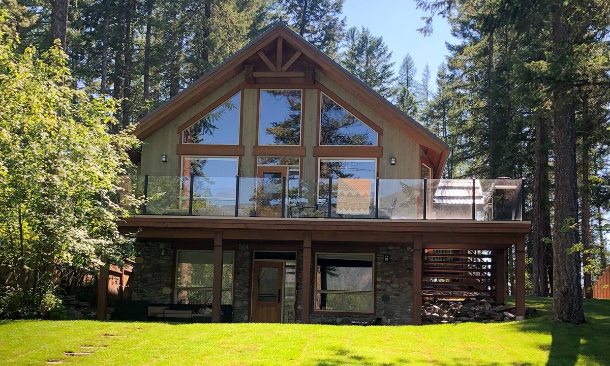 Koocanusa Ranch Cabin | Lakefront with Swim Platform | Hot Tub | Pool Table | Dog Friendly