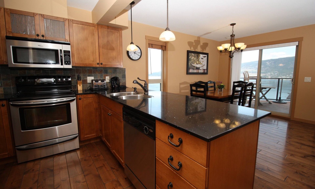 Central Okanagan Cottage | Lakeside cottage along La Casa Cottage Resort