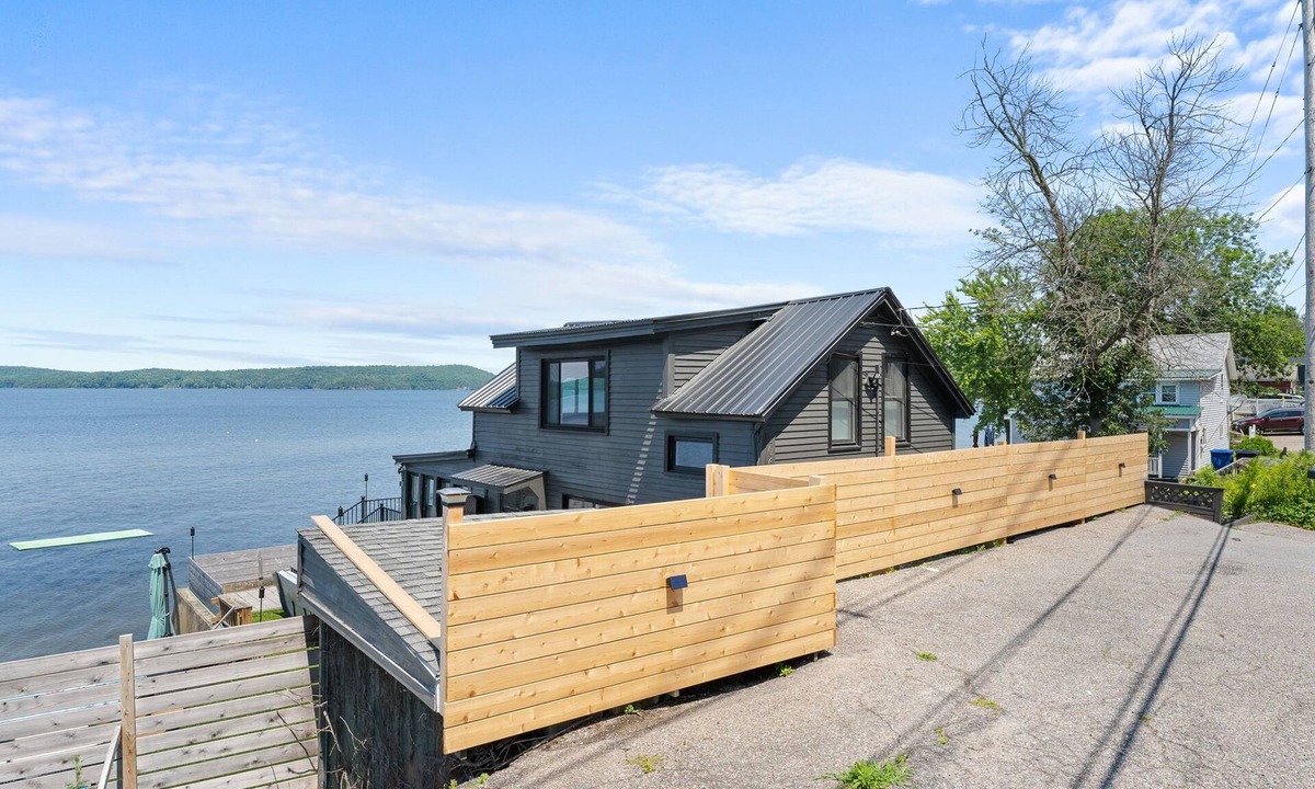 Colchester Cottage | Lakeside Cottage ~ Pool, Hot tub & Private Beach