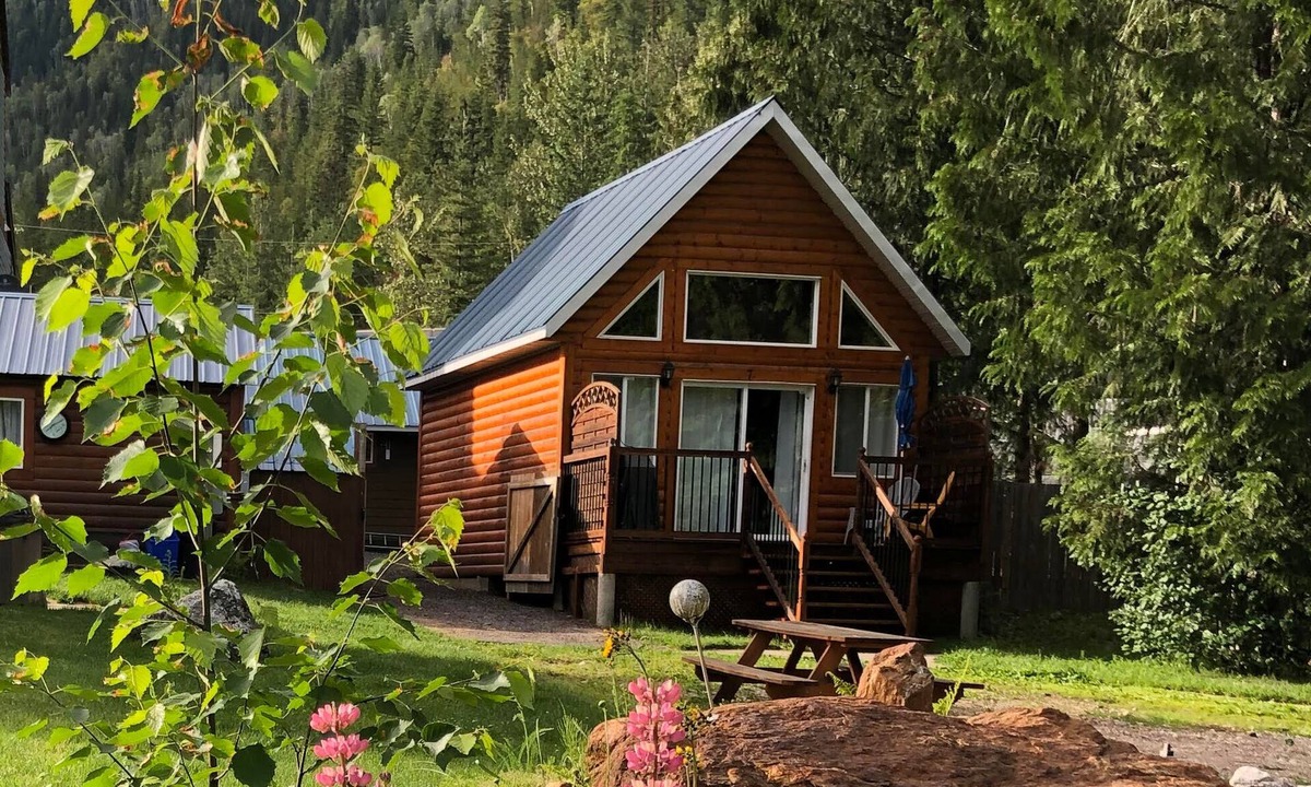 Revelstoke Cabin | Lakeside Cozy Mackenzie Cabin Between Revelstoke and Sicamous, BC