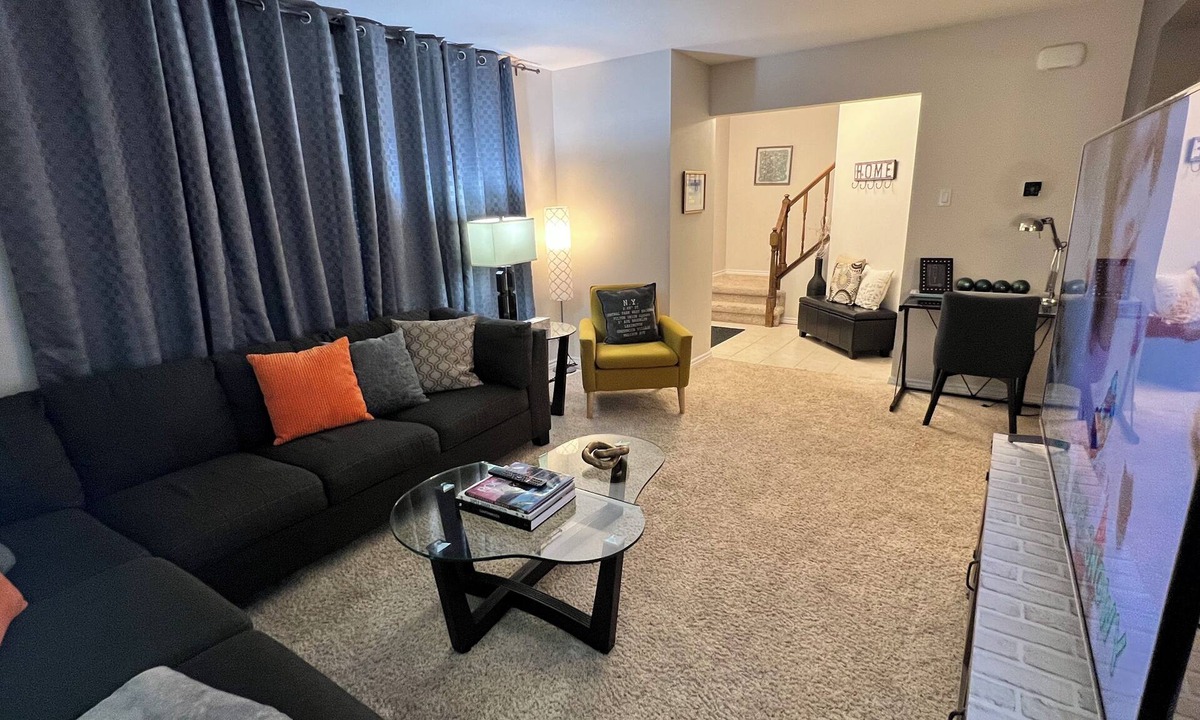 Saskatoon House | Lakeview Villa - Exquisite & Cozy 3 Bedroom Home