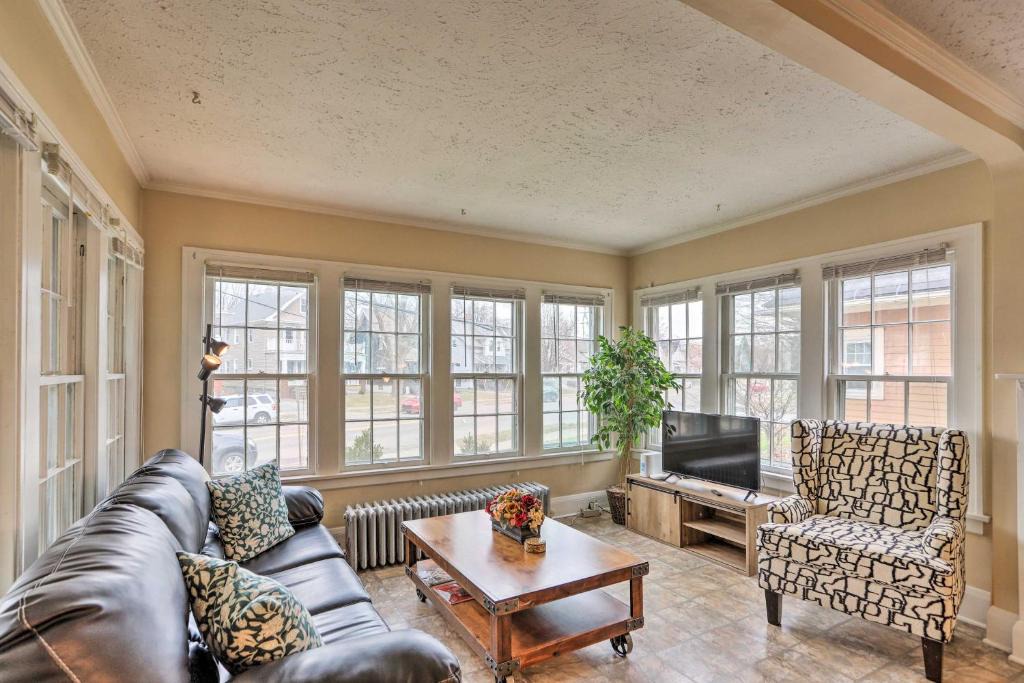 Lakewood House | Lakewood Home w/Yard ~ 8 Mi to Cleveland!