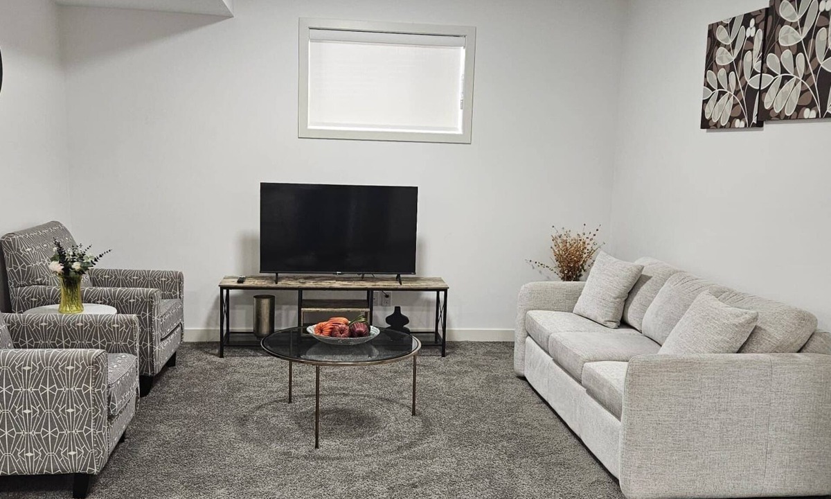 Airdrie Apartment | Lanark Airdrie home near airport, CrossIron Mills, shopping & dining.