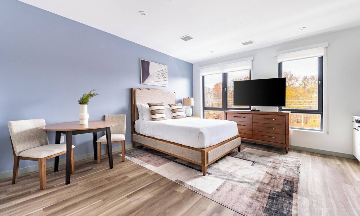Haverhill Apartment | Landing | Spectacular Studio, Gym, Pool