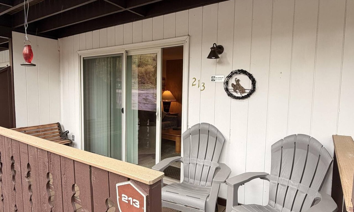 Estes Park Condo | Large 1 bedroom condo very close to Fall River