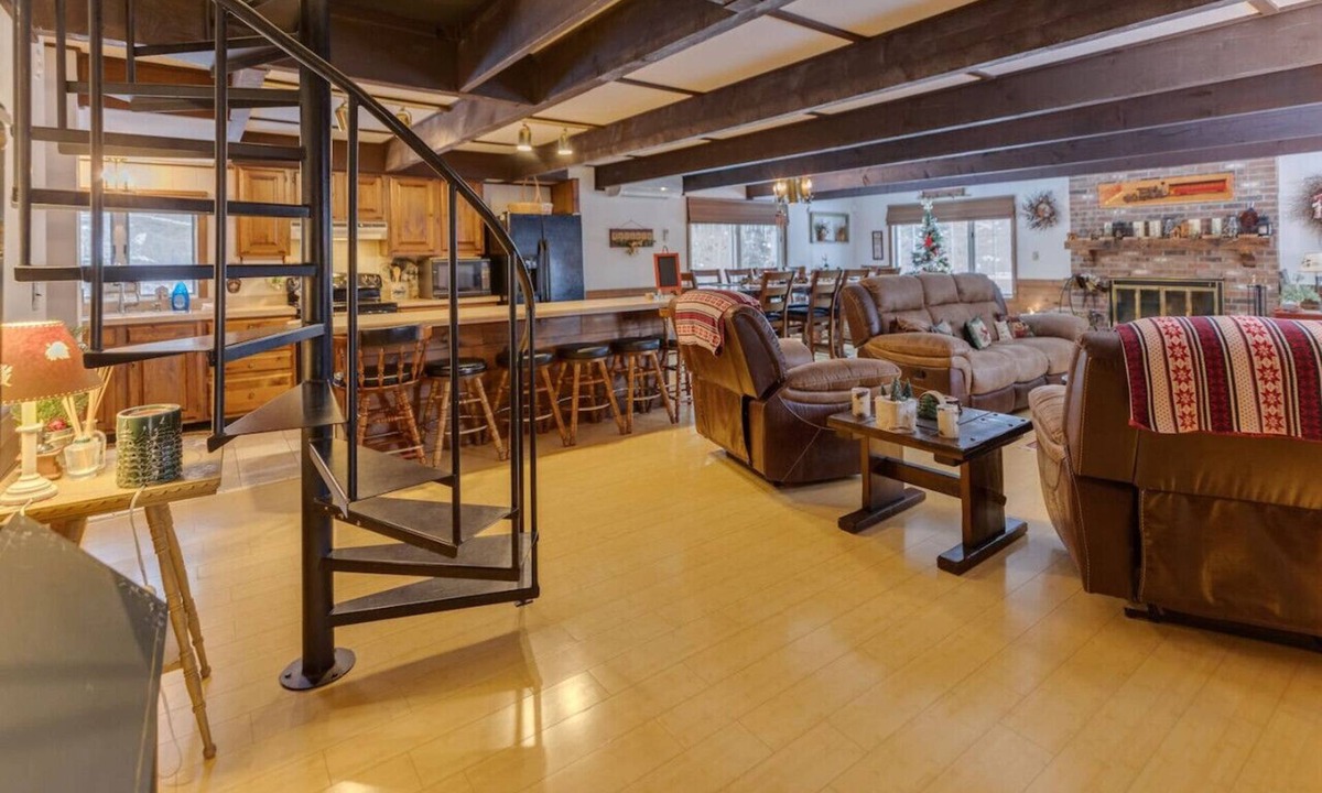 Bethlehem Apartment | Large Chalet near Bretton Woods!