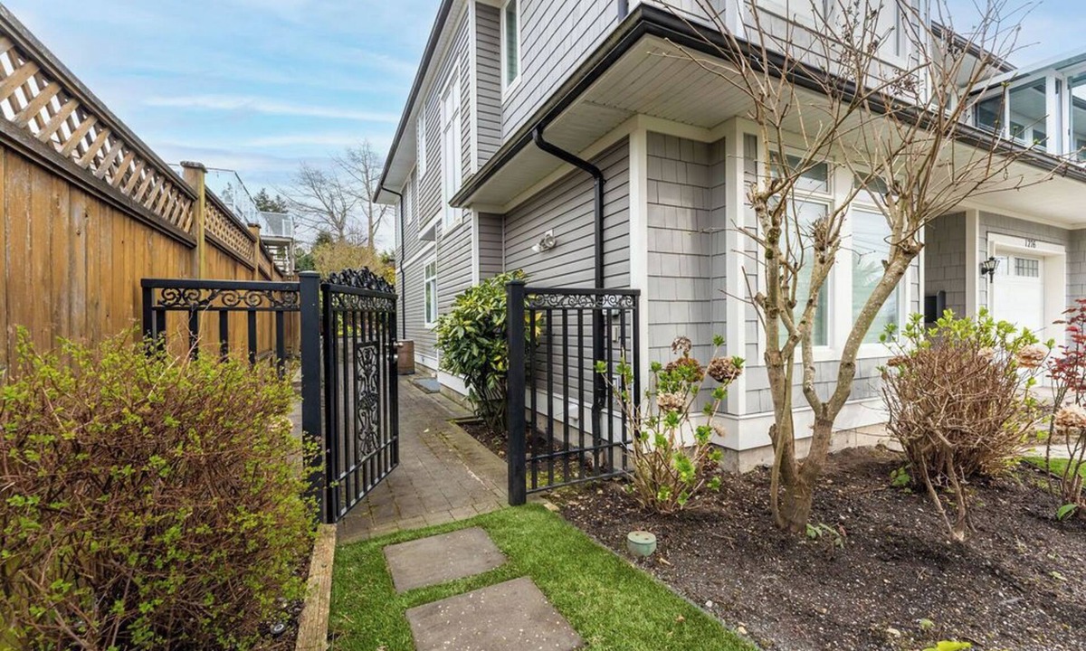 White Rock House | Large Family Suite | 2BR | Sleeps 5 | White Rock