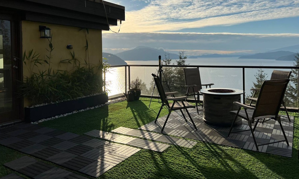 Lions Bay House | Large house with ocean view in sea to sky highway