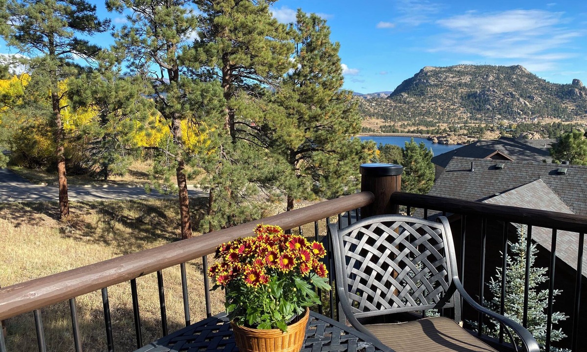 Estes Park House | Laura'a Nature Retreat-Lake & mountain views + private hot tub!