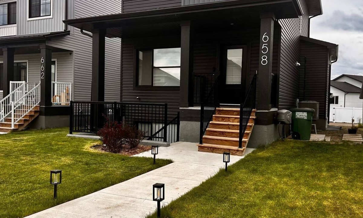 Saskatoon House | Lib3rtie Suites - Sunlit Getaway in Brighton 2BR Sleeps 6 Family-friendly