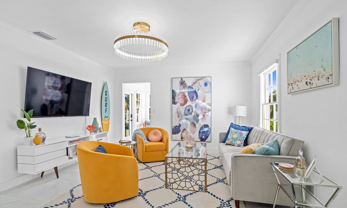 West Palm Beach House | Life’s a Beach- Swimming Pool, Tiki Bar & Putting Green- 1 Block from the Ocean!