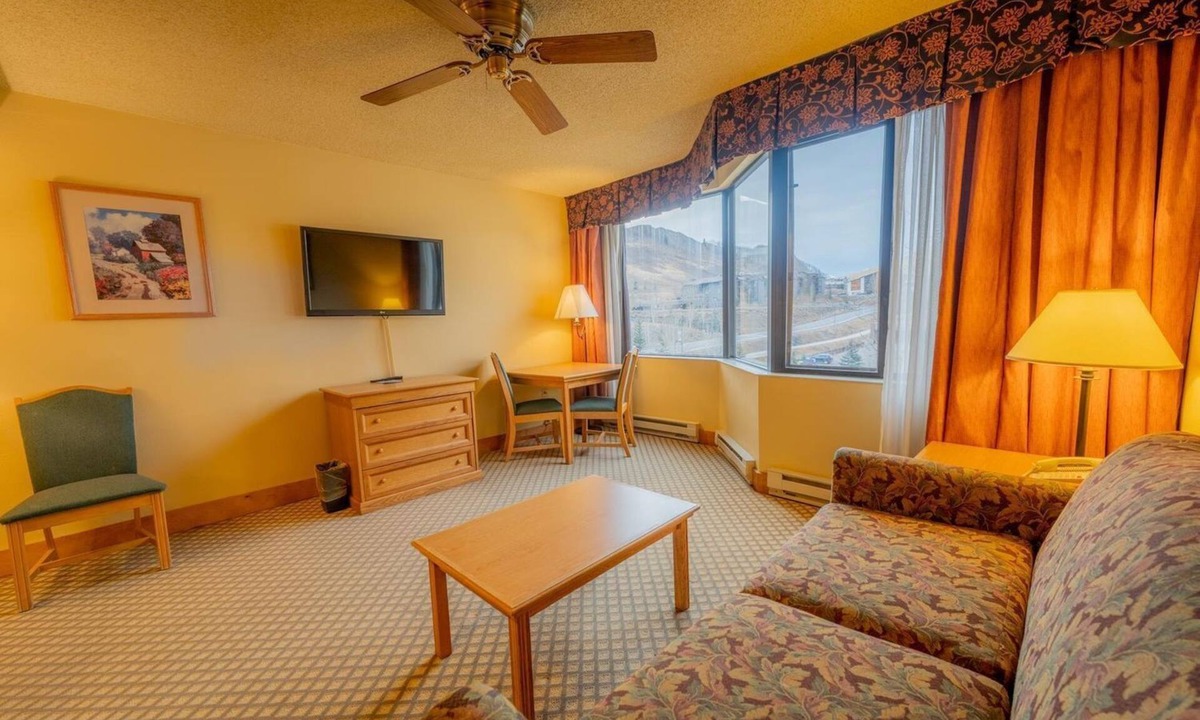 Mount Crested Butte Hotel | Lift Base Village - Grand Lodge King Bedroom Suite