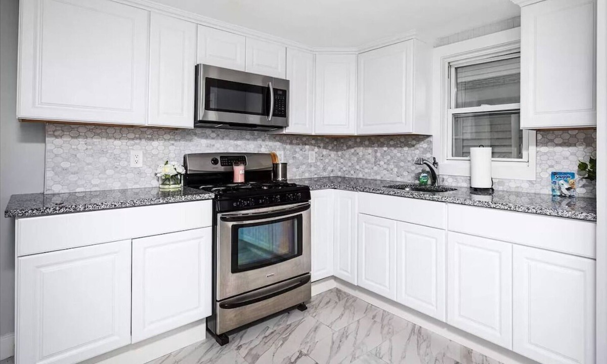 Hampton Apartment | Light and airy First floor 3-bedroom apartment by Hampton Beach