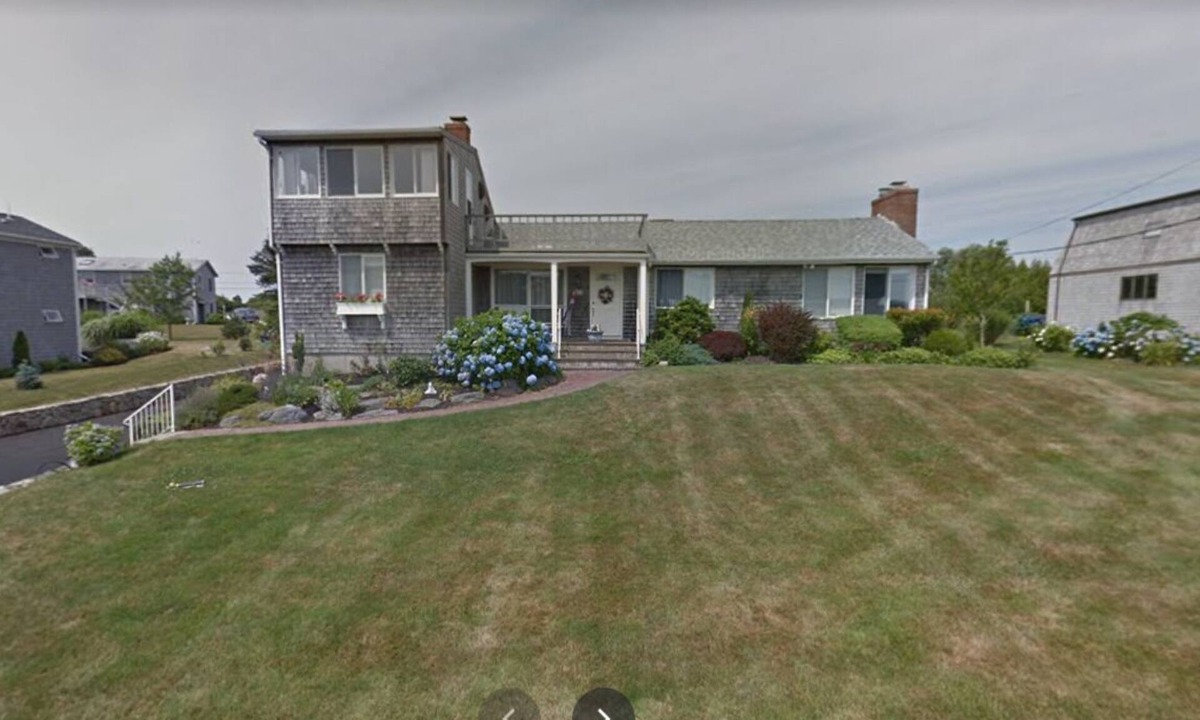 Little Compton House | Little Compton: Sweeping ocean view, 5min walk 2 beach, big yard w/patio, 4 BRs