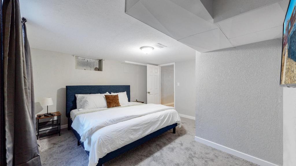 Littleton House | Littleton 3 Bedroom King Beds Remodeled Lower Unit