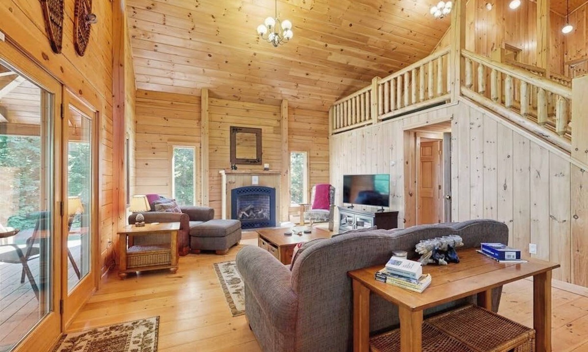 Franconia House | Log Cabin in the mountains near skiing, hiking & fishing