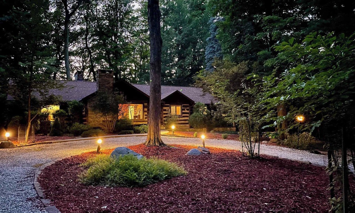 Richmond Heights House | Log Cabin - Natures Oasis - Fire Pit & Gazebo